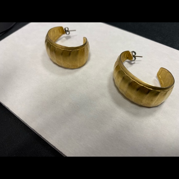 Hoop Earrings color gold. - Picture 9 of 9